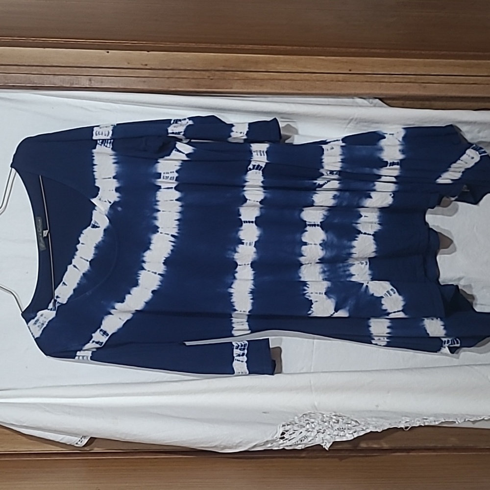 Blue & white tie dyed asymmetrical 3/4 sleeve scoop neck top 1X